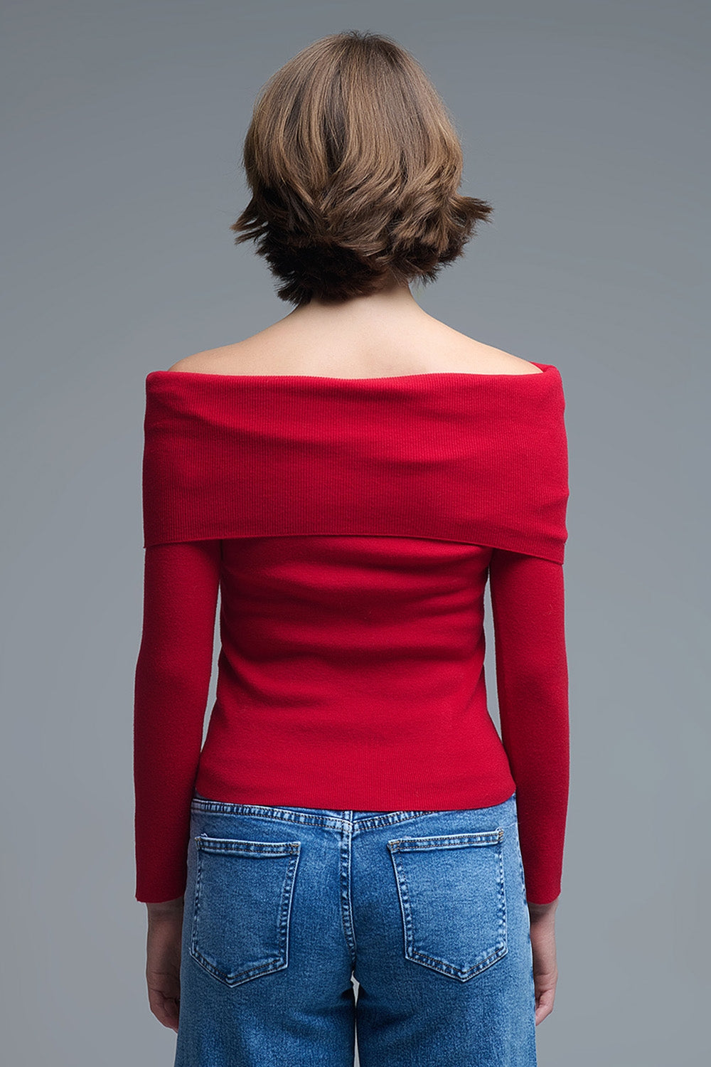 Top de punto rojo con hombros descubiertos