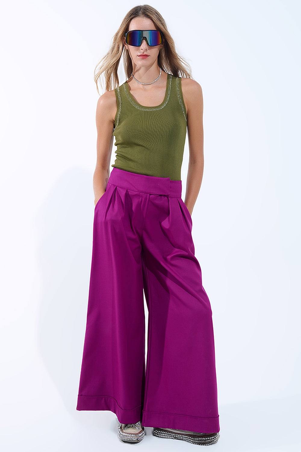 Top de punto sin mangas color oliva con adornos metálicos