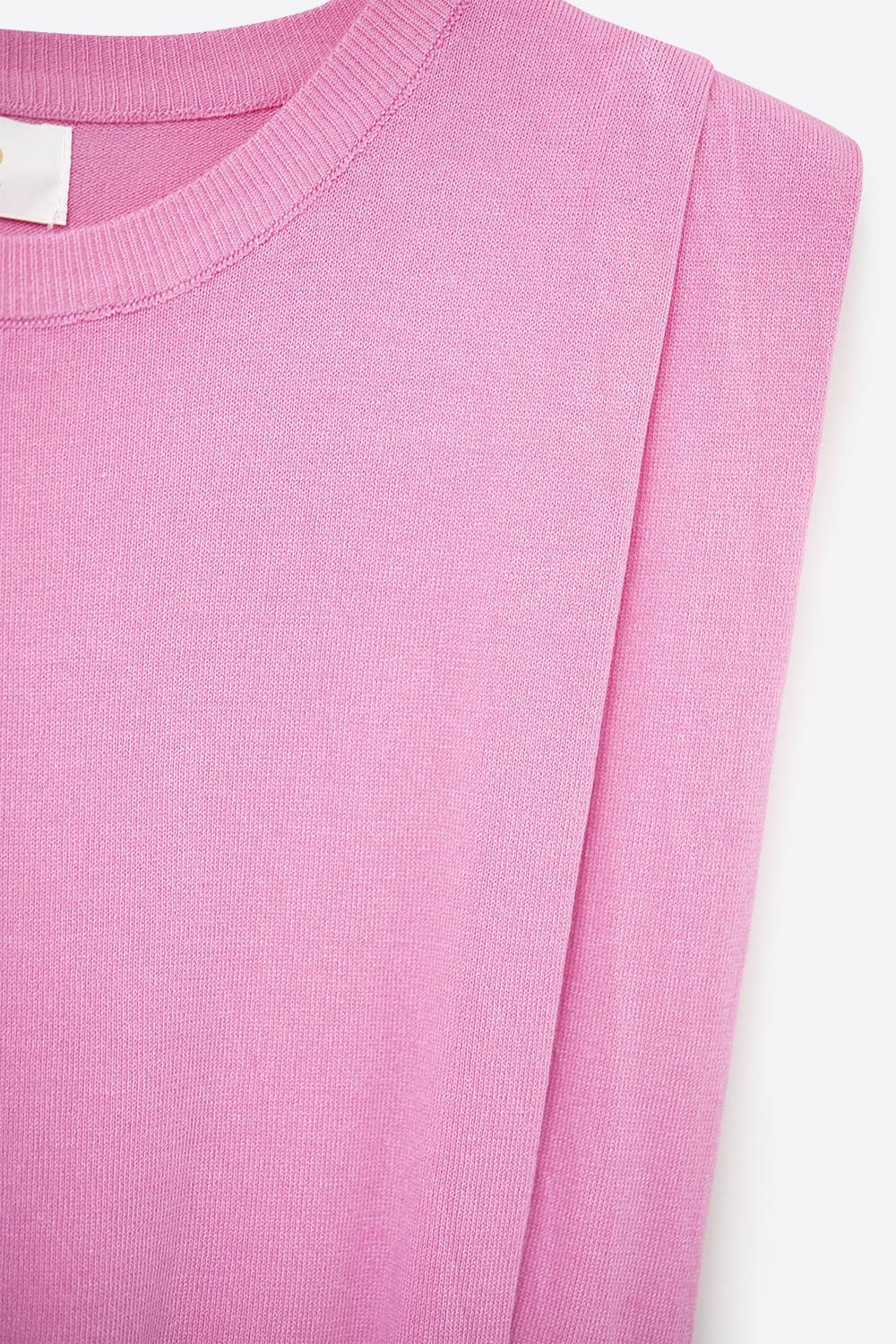 Top de punto sin mangas con drapeado en los hombros en fucsia