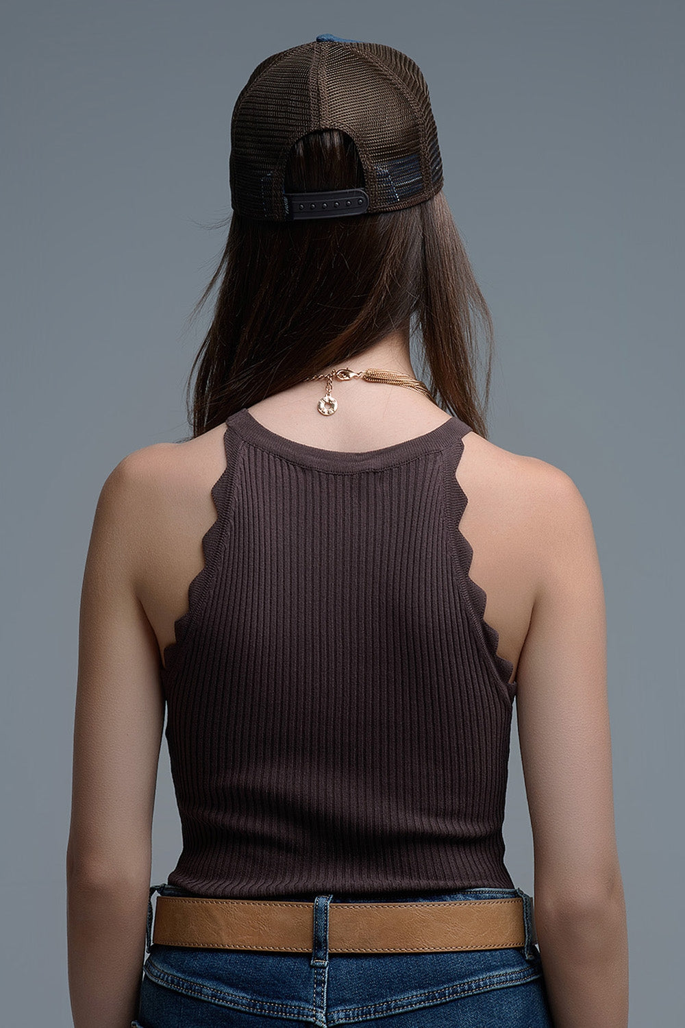 Top de tirantes acanalado con acabado festoneado en marrón