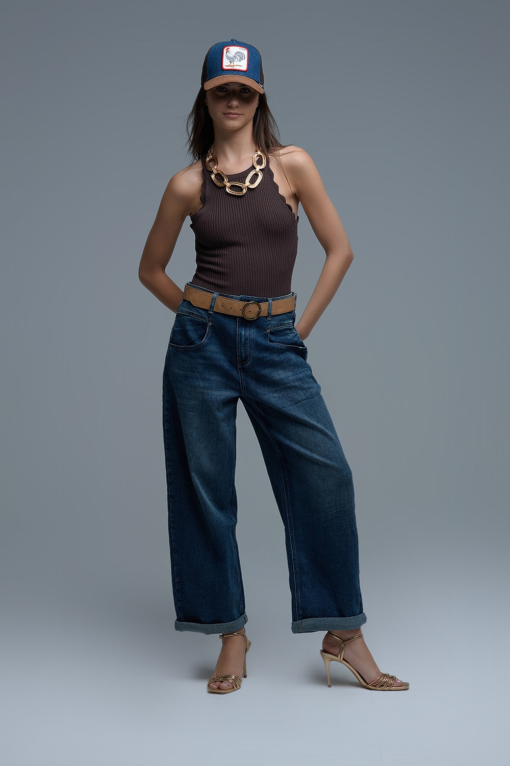 Top de tirantes acanalado con acabado festoneado en marrón