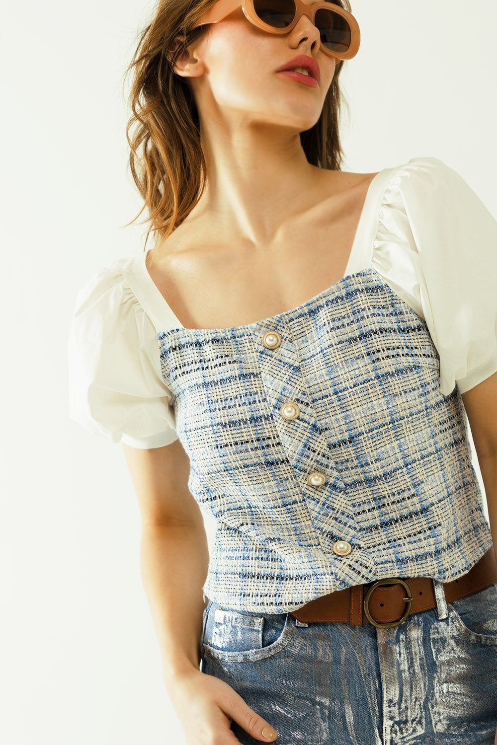 Top de tweed azul con mangas cortas voluminosas y botones de perlas