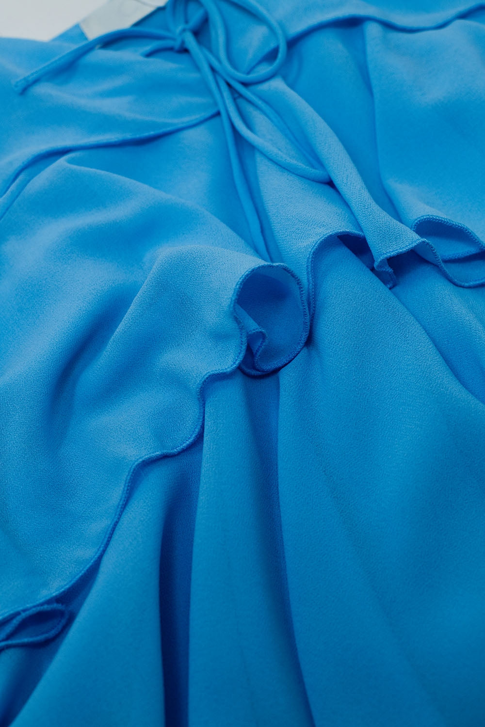 Top de volantes con tirantes finos en azul