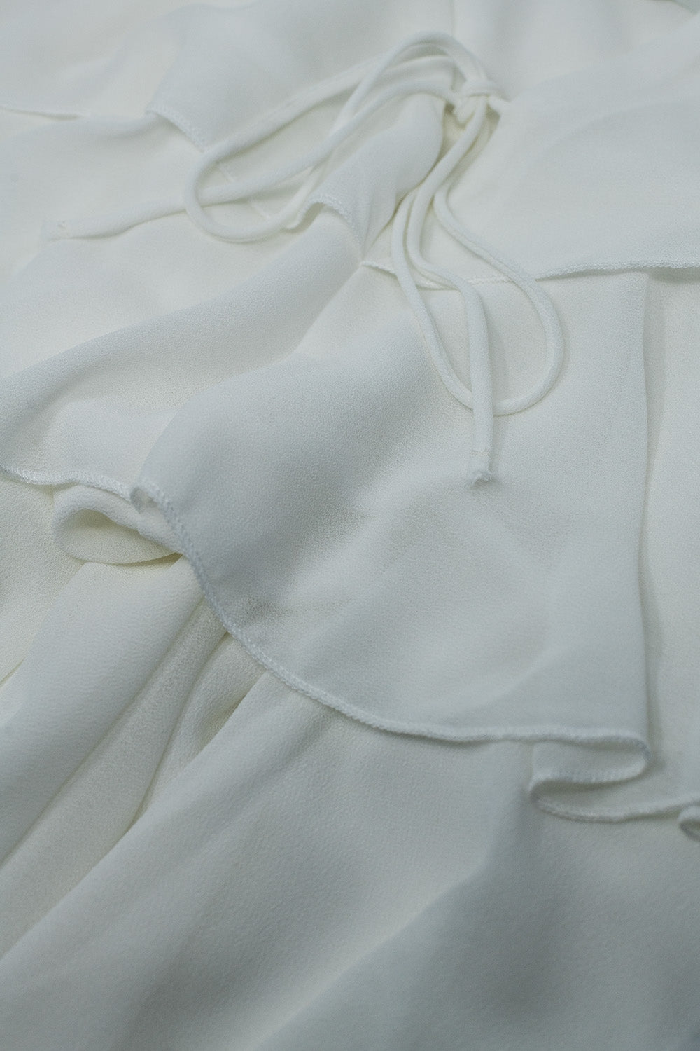 Top de volantes con tirantes finos en blanco