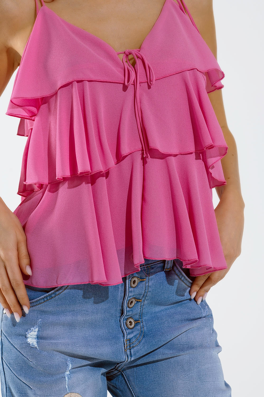 Top de volantes con tirantes finos en fucsia