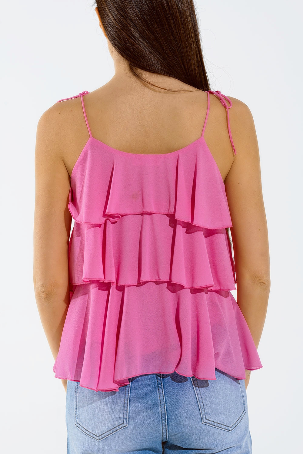 Top de volantes con tirantes finos en fucsia