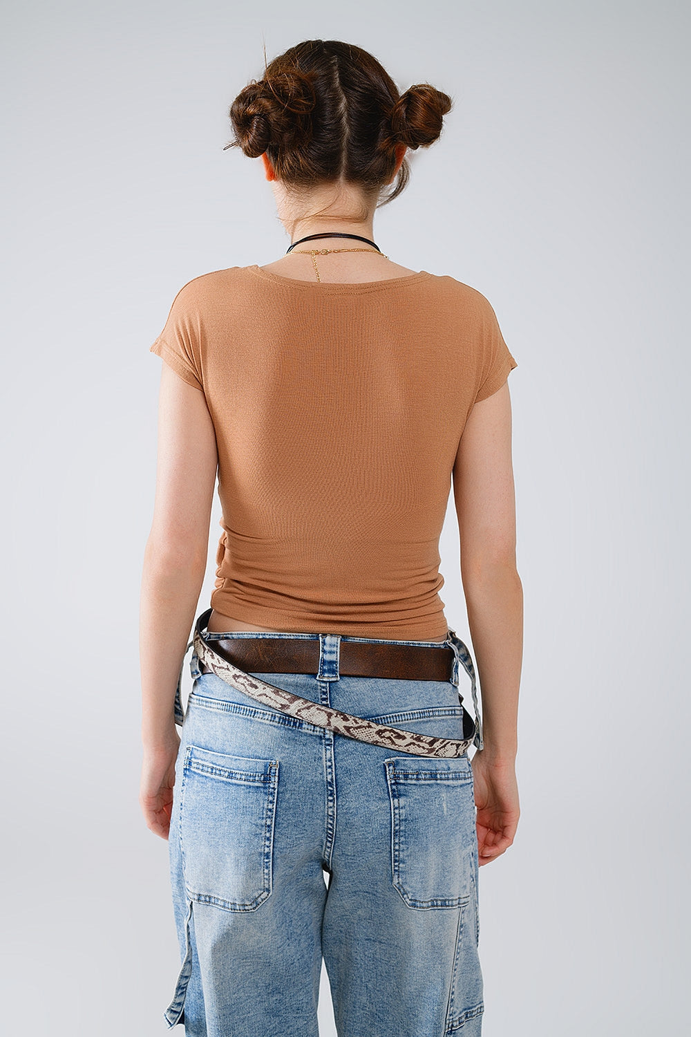 Top entallado con cuello de pico y mangas casquillo en beige