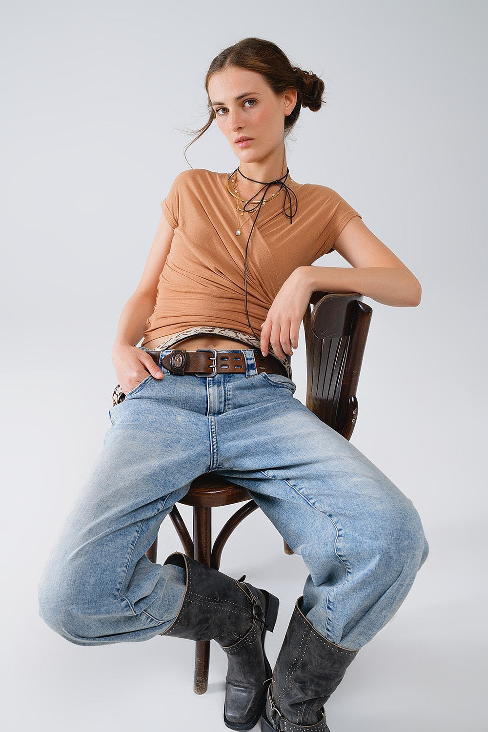 Q2 Top entallado con cuello de pico y mangas casquillo en beige