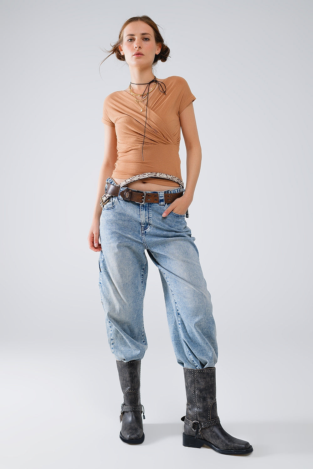 Top entallado con cuello de pico y mangas casquillo en beige