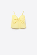 Top de tirantes en color amarillo mantequilla confeccionado en popelina con un gran lazo estructurado en el pecho.