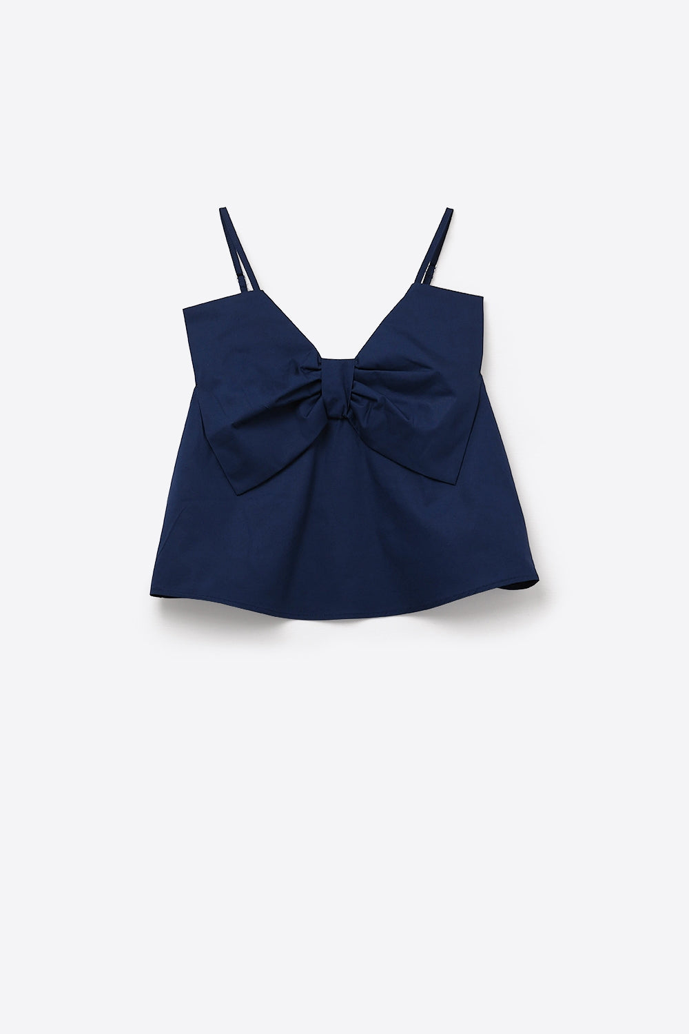 Top azul marino de tirantes con un gran lazo estructurado en el pecho, combinado con pantalones marrones.