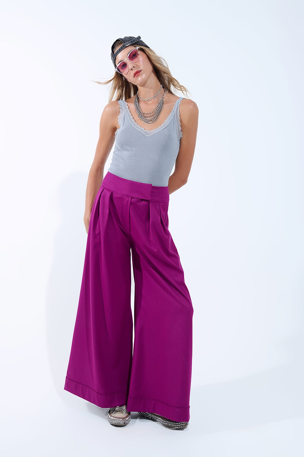 Look completo con top gris de canalé y pantalón fucsia ancho.