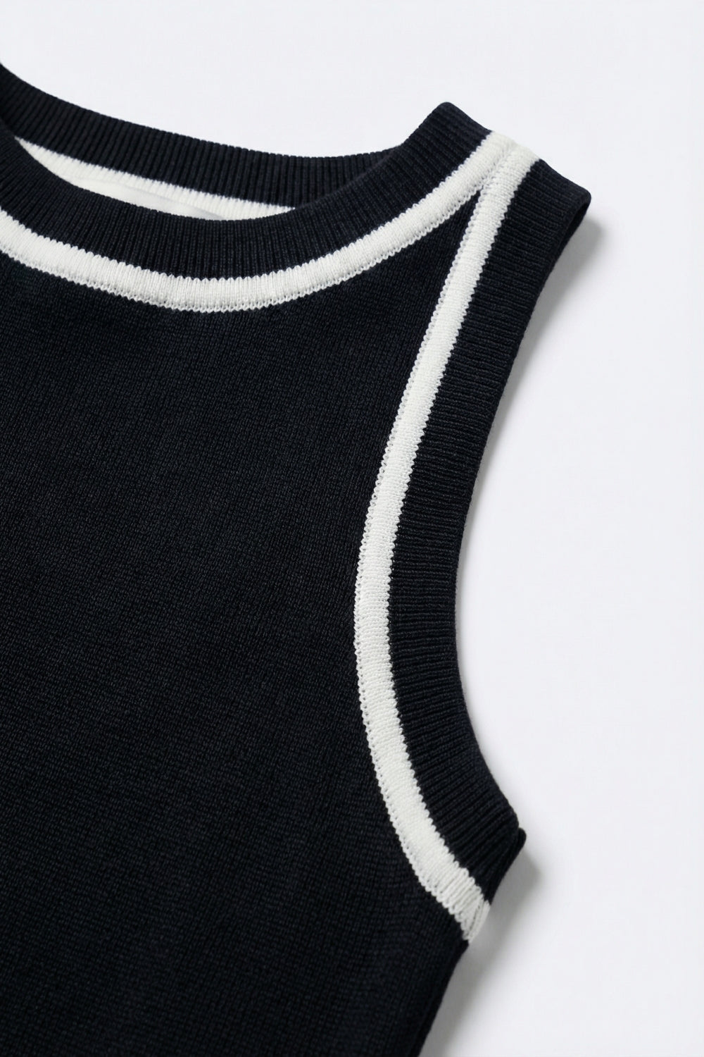 Top halter azul marino de punto fino con detalles blancos.