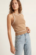 Top halter camel de punto fino con ribetes blancos y corte ajustado para mujer.