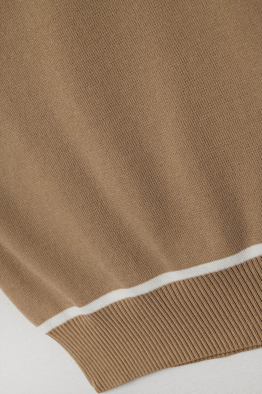 Top halter camel de punto fino con ribetes blancos y corte ajustado para mujer.