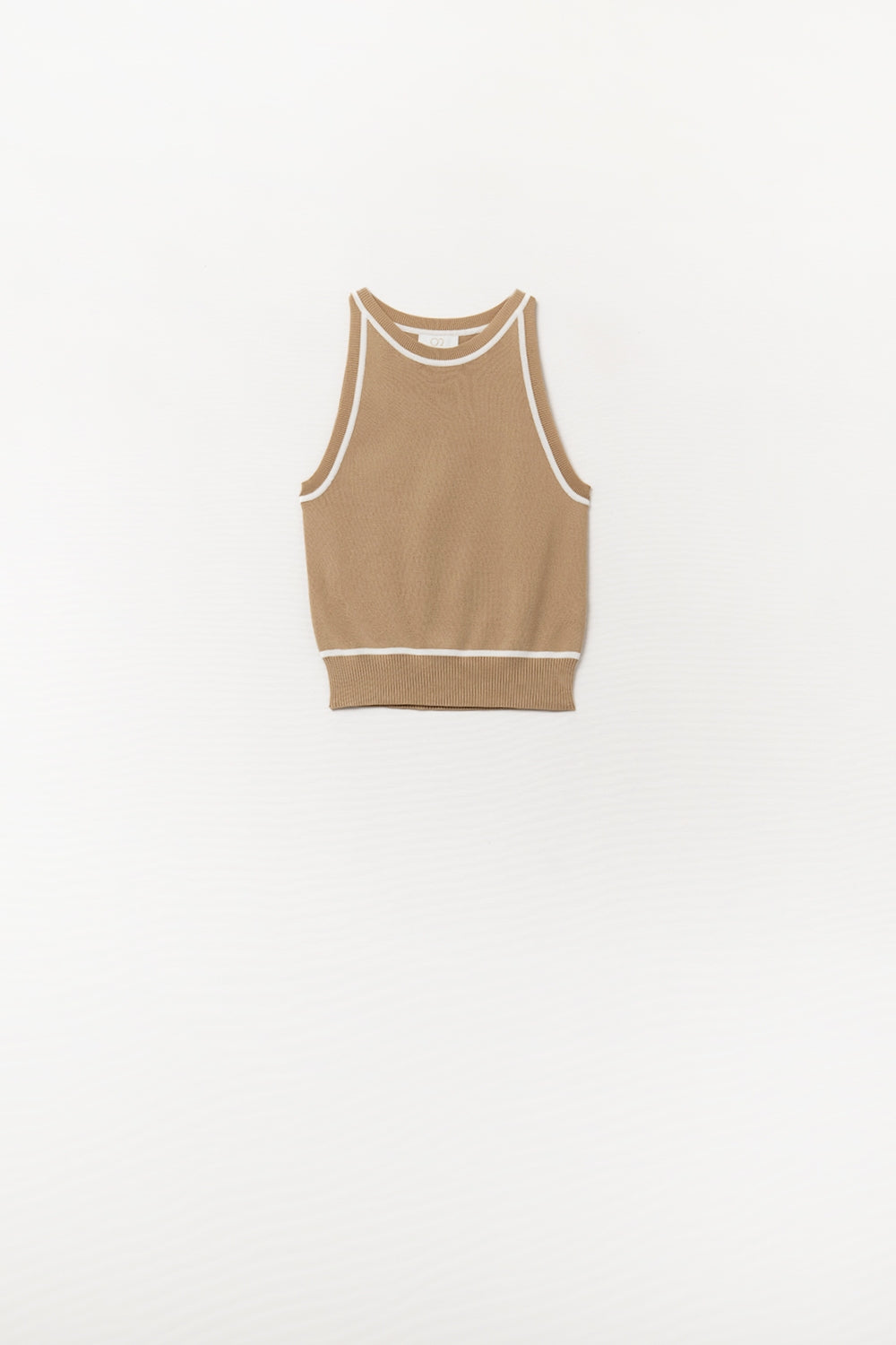 Top halter camel de punto fino con ribetes blancos y corte ajustado para mujer.