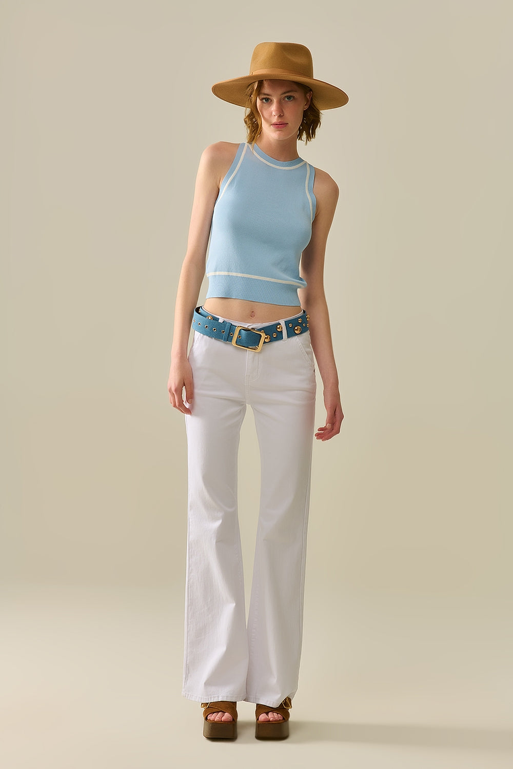 Top halter azul cielo de punto fino con ribetes blancos y corte ajustado para mujer.