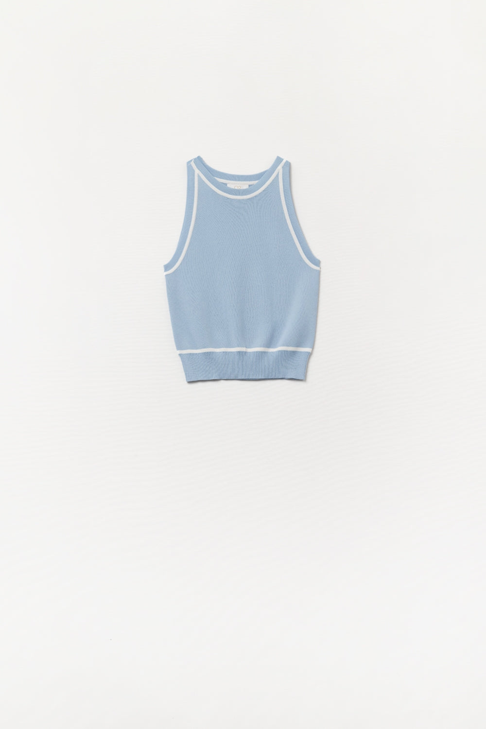 Top halter azul cielo de punto fino con ribetes blancos y corte ajustado para mujer.