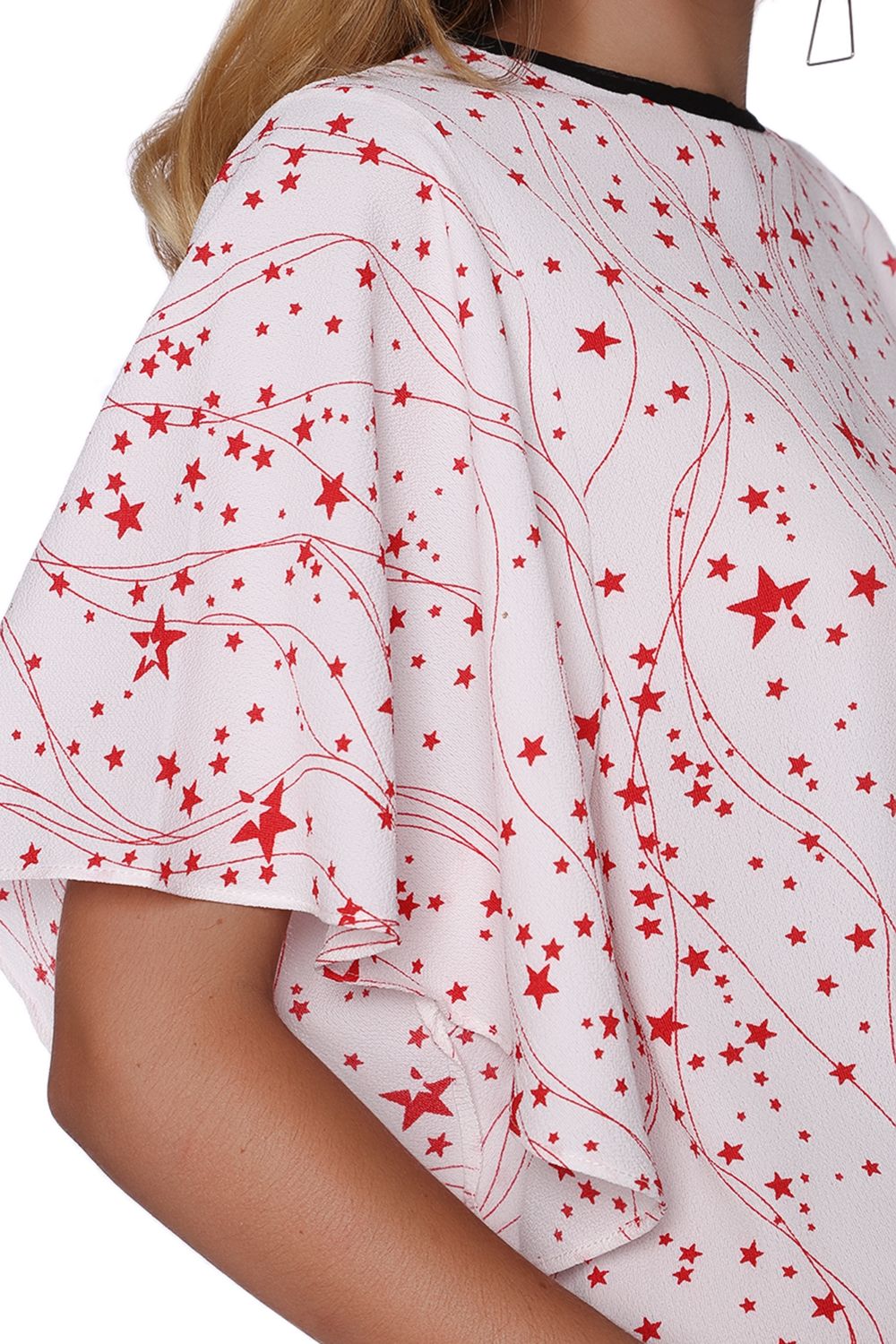 Top holgado con manga de ángel y estampado de estrellas negras