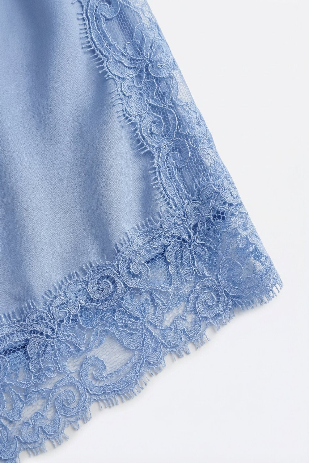 Detalle top lencero azul claro con encaje floral