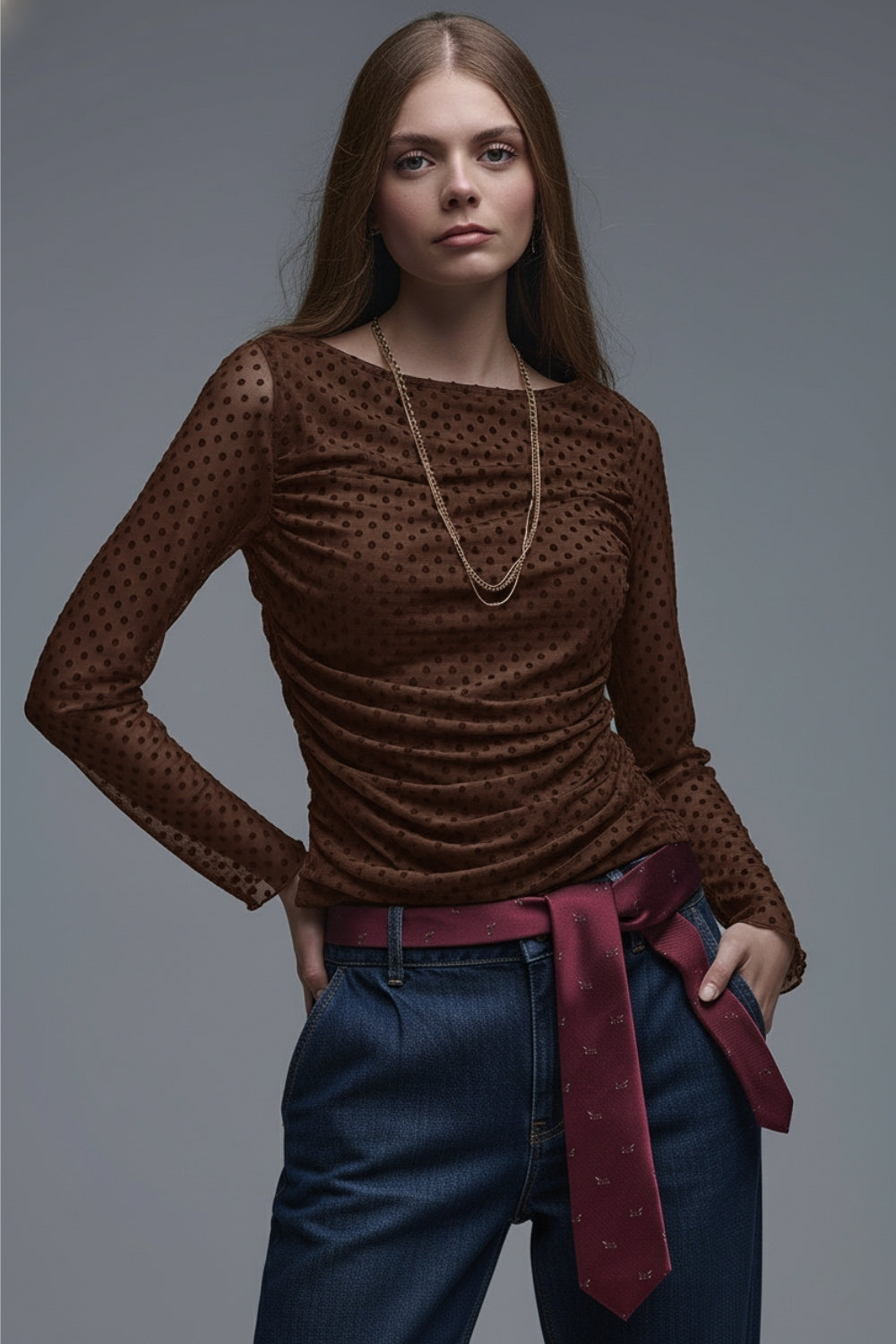 top ajustado de tul marrón con lunares y drapeado