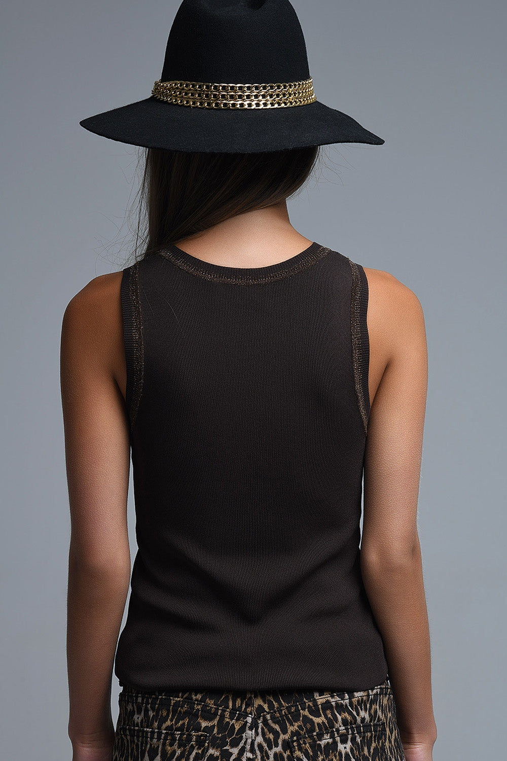 Top marrón de punto sin mangas con adornos metálicos