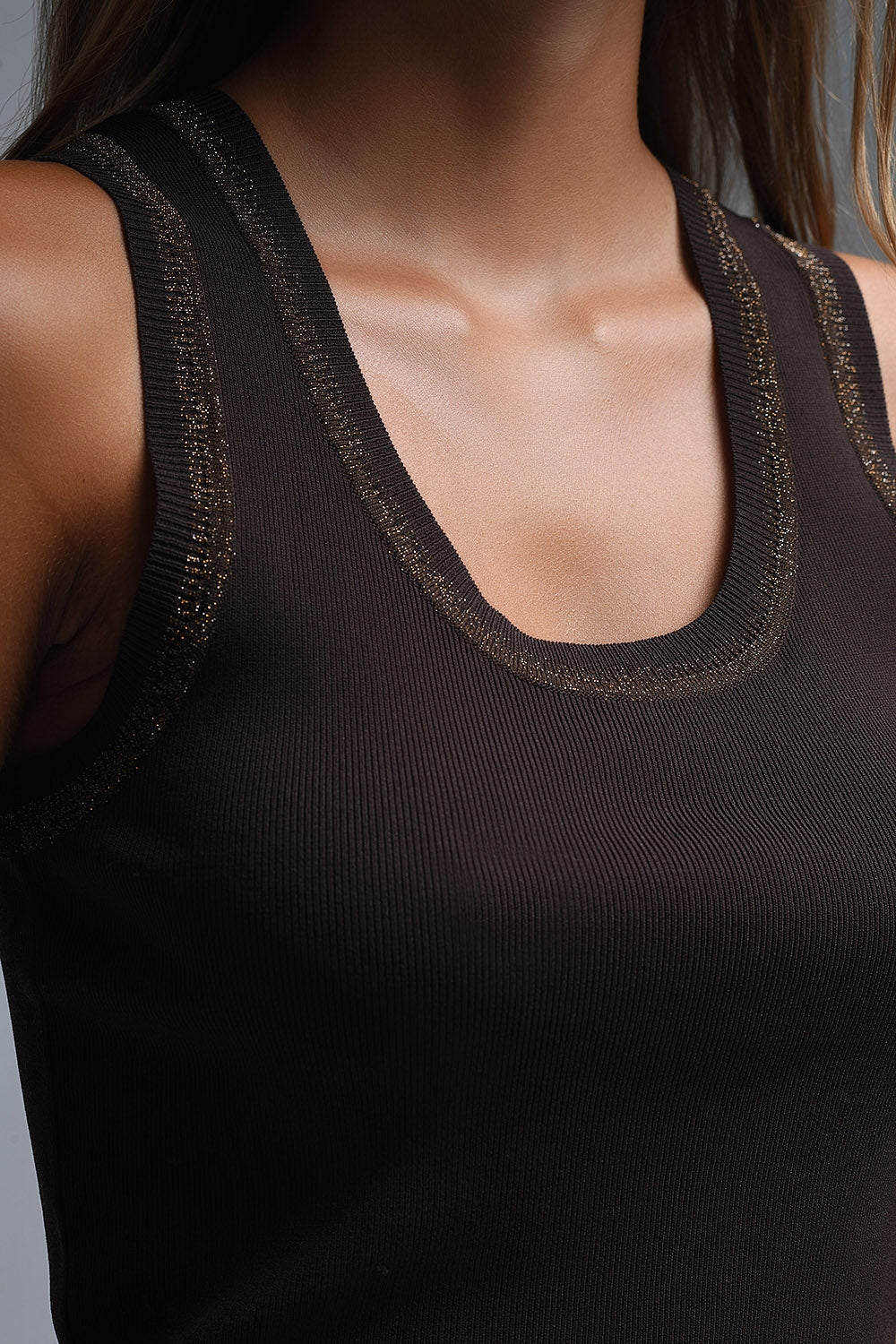 Top marrón de punto sin mangas con adornos metálicos