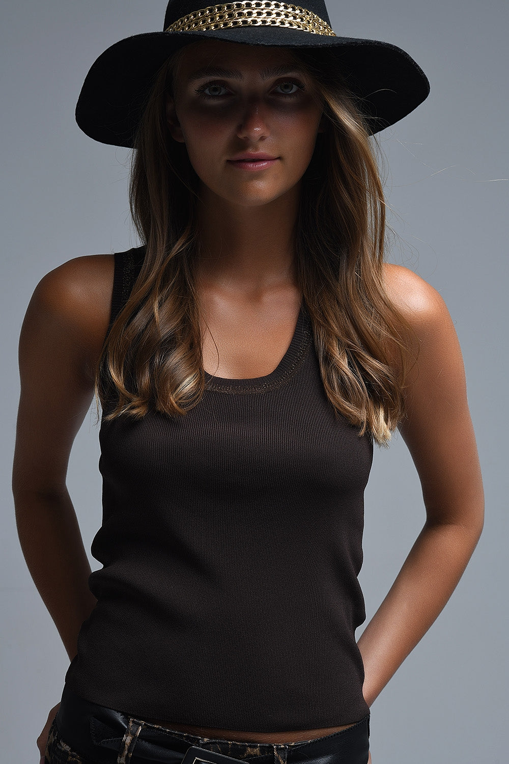 Top marrón de punto sin mangas con adornos metálicos