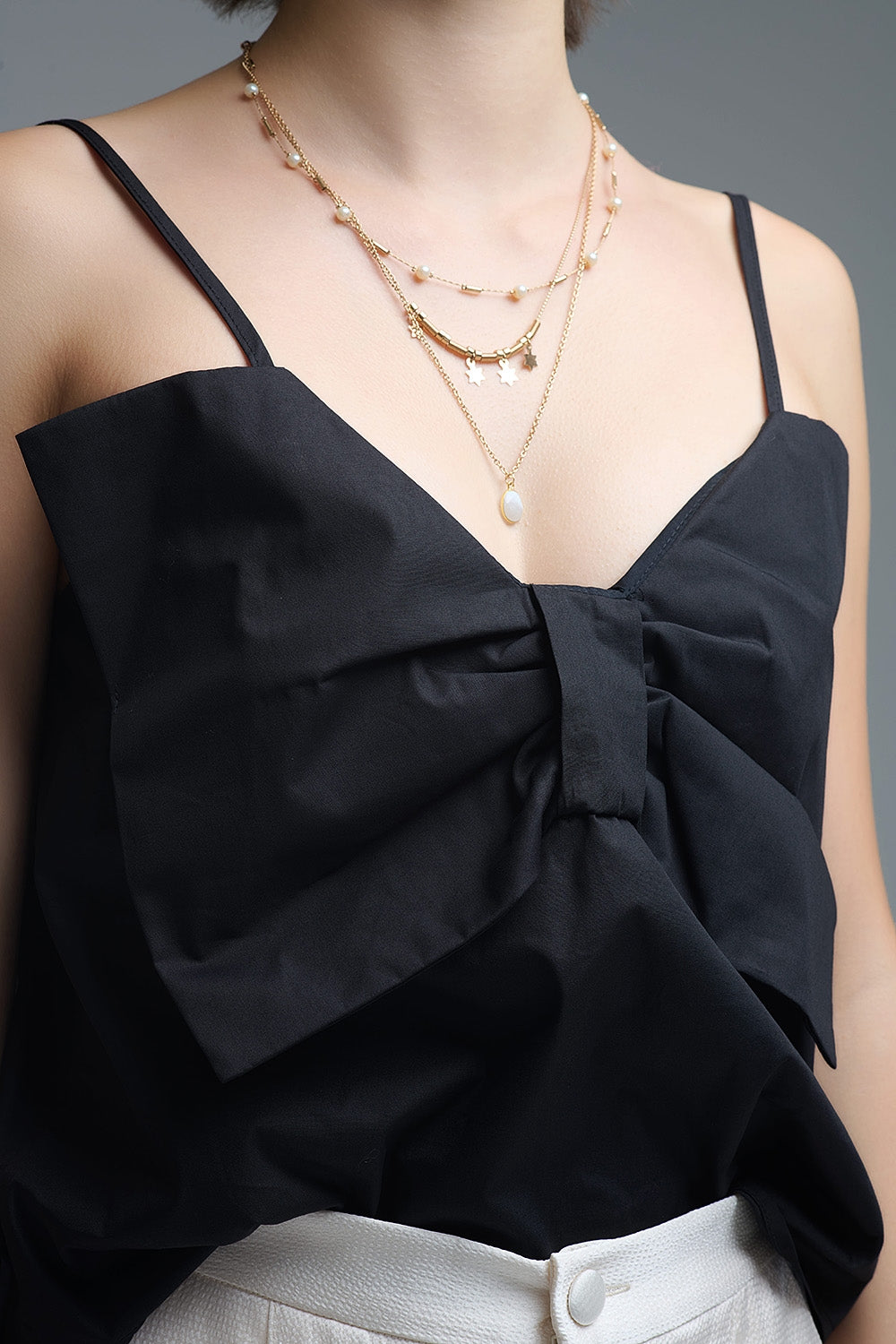 Top negro de popelina con detalle de lazo