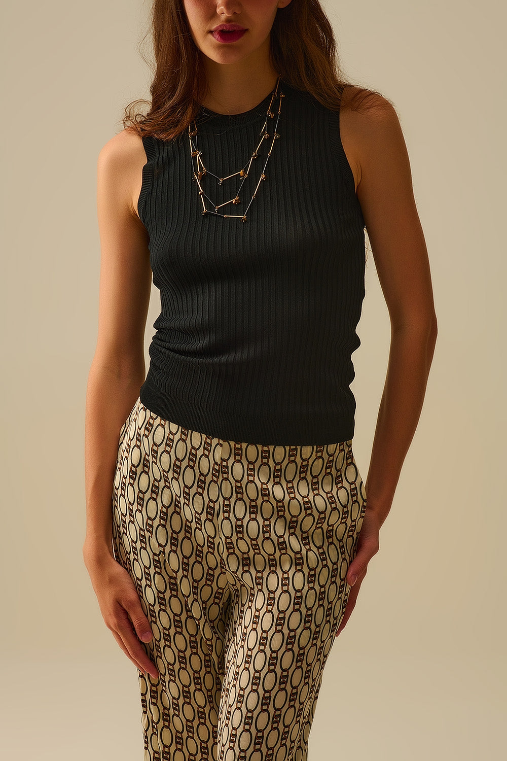 Top negro de punto acanalado sin mangas