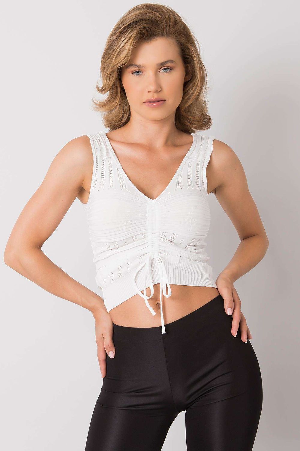 Top de punto blanco fruncido con lazada y escote en V, vista frontal.