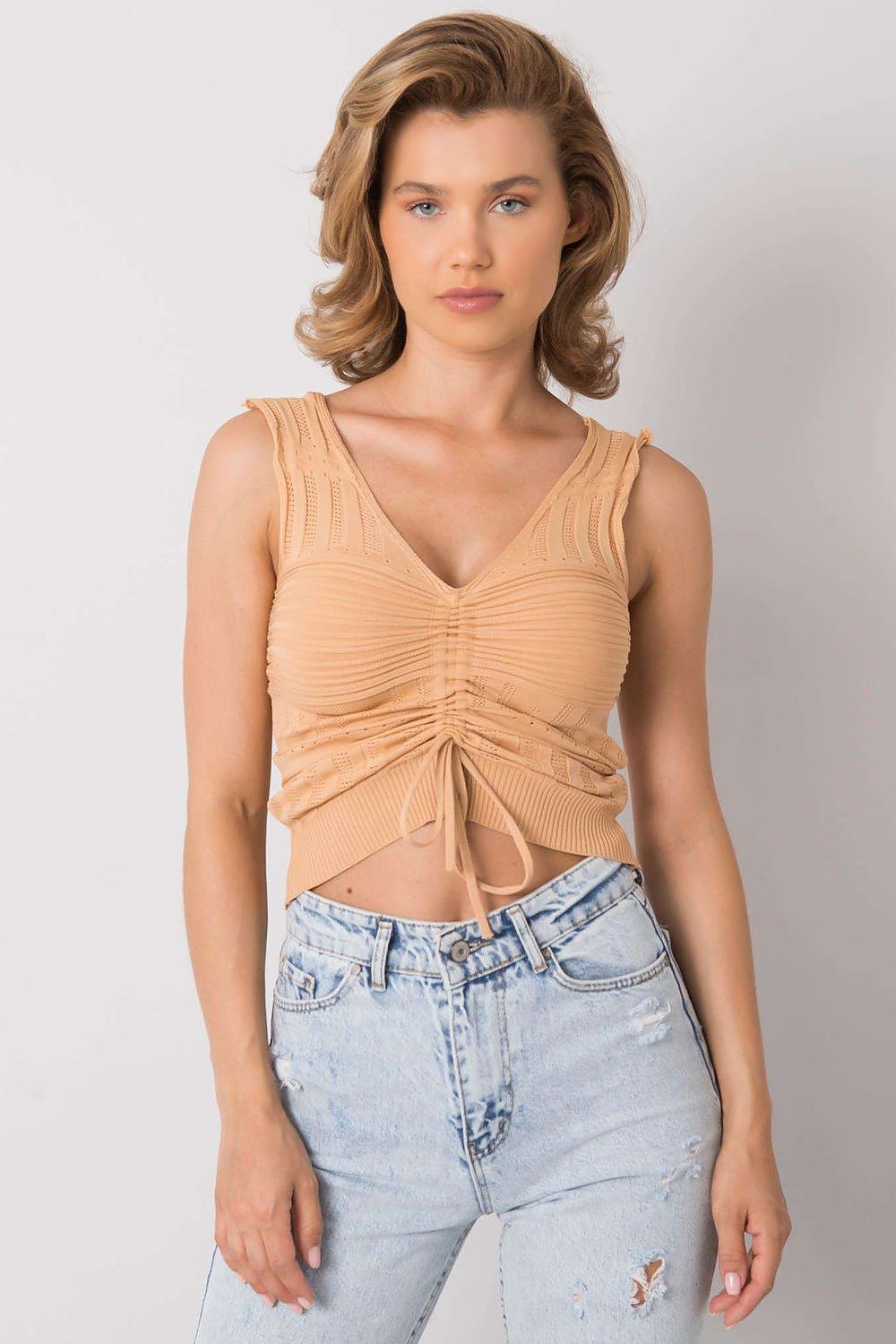Top de punto camel fruncido con lazada y escote en V, vista frontal.