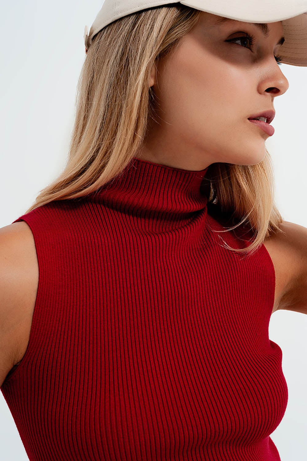Q2 Top rojo de punto con cuello alto de punto