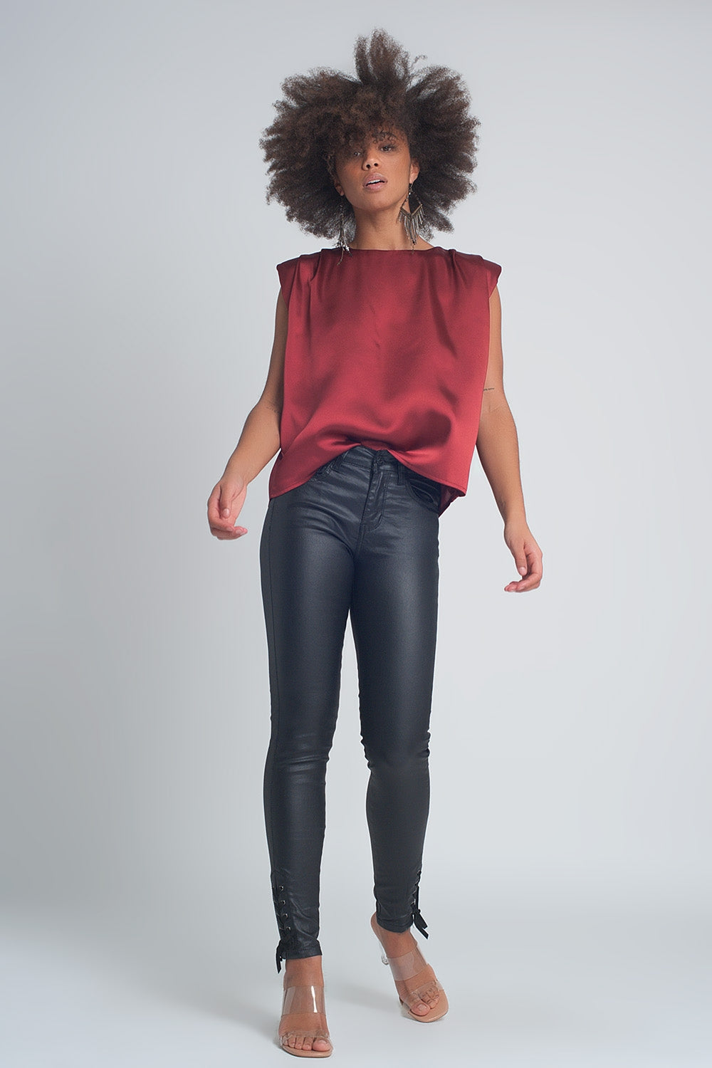 Top de satén en color rojo vino con hombreras marcadas y cuello redondo estilo sofisticado.