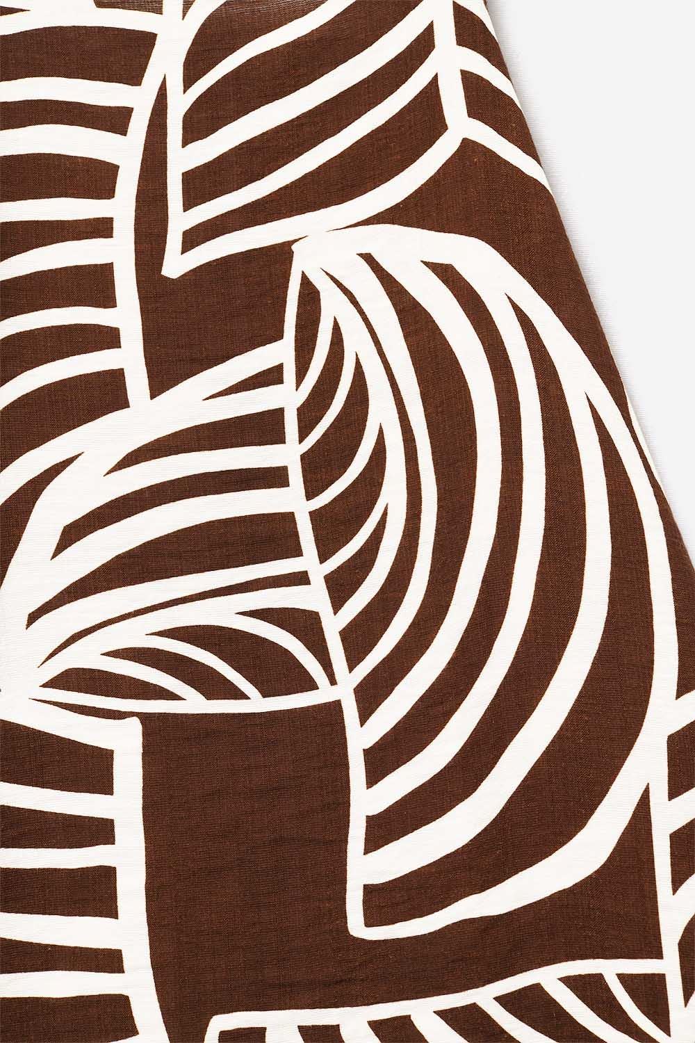 Top sin mangas marrón con estampado de hojas blancas