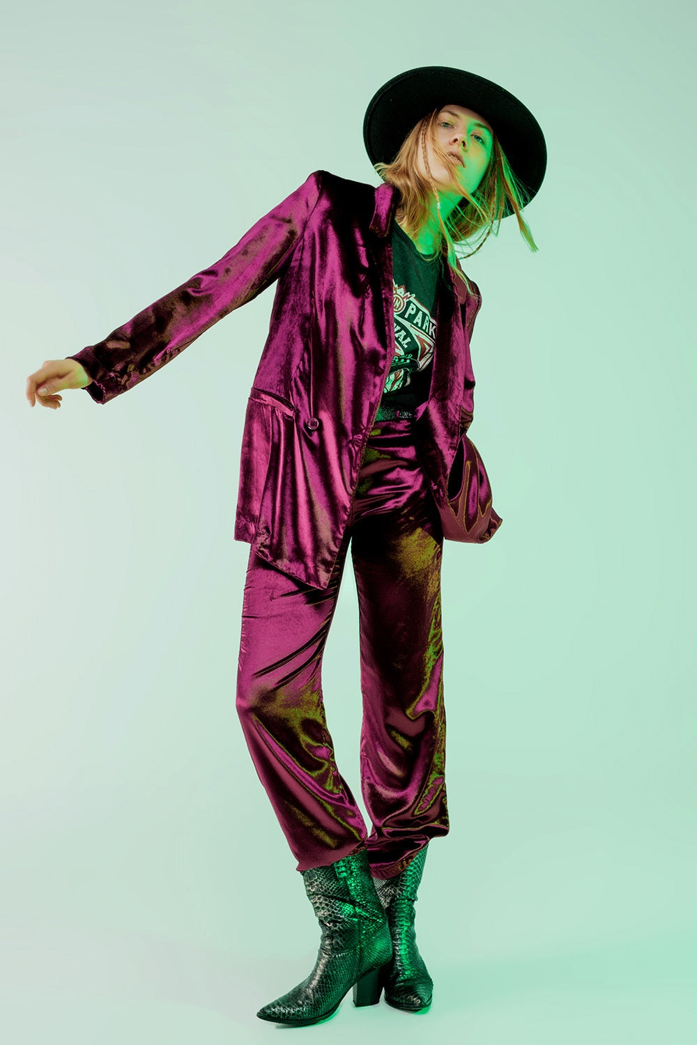 Look completo de traje de terciopelo magenta con blazer amplia y camiseta gráfica estilo rock.