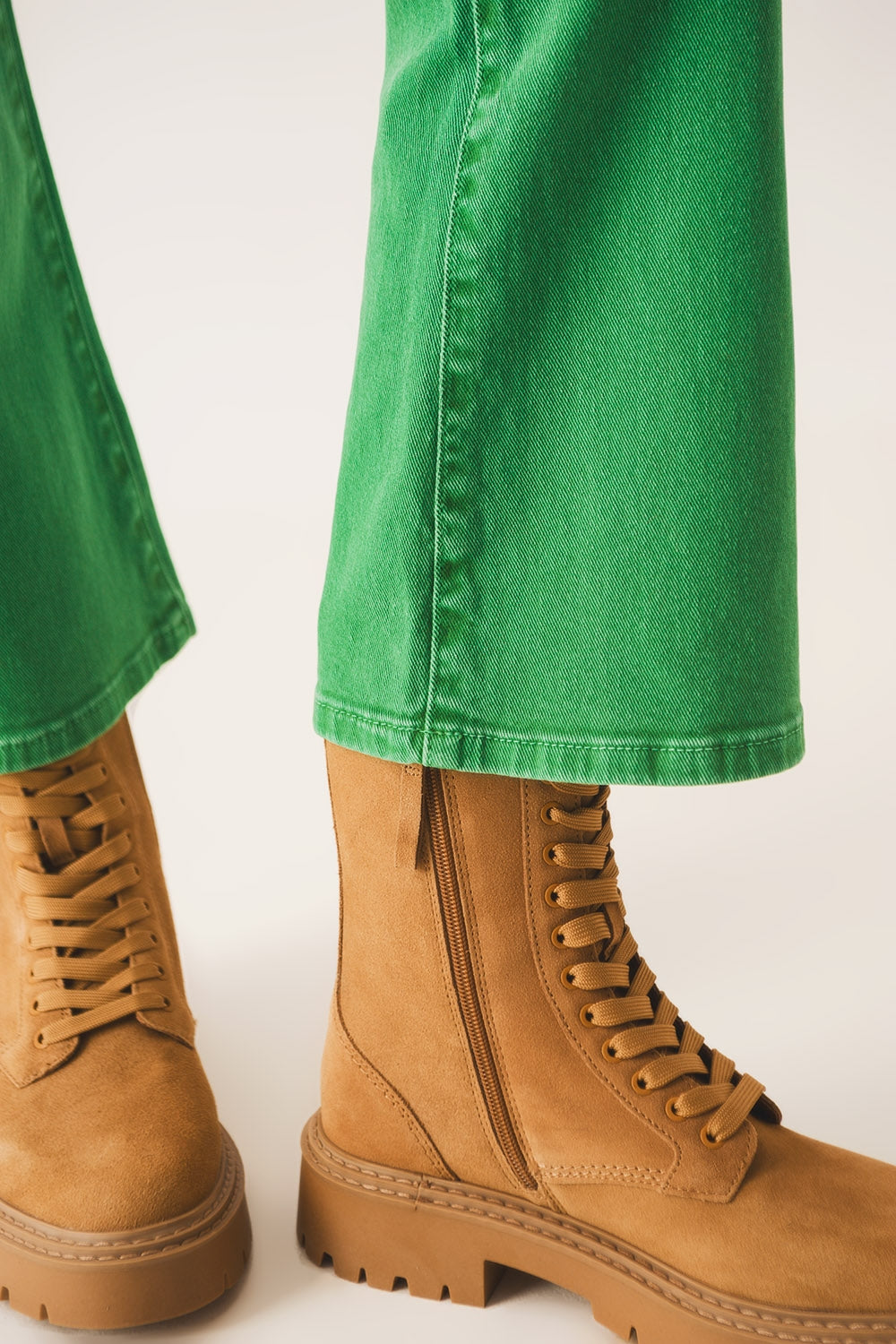 Vaquero acampanado de cintura alta en verde