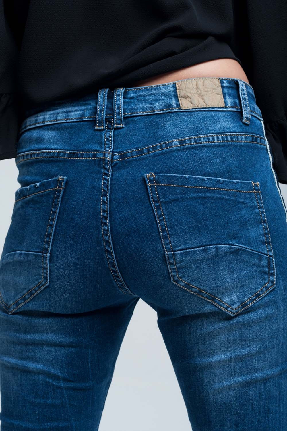 Vaquero ajustado con rayas al lado