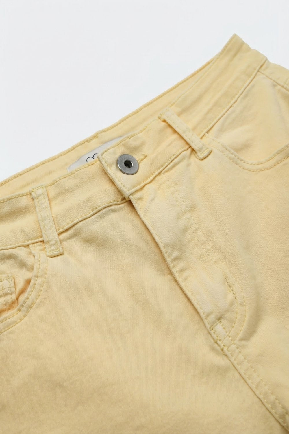 Bermudas vaqueras tipo culotte en color amarillo pastel de tiro alto