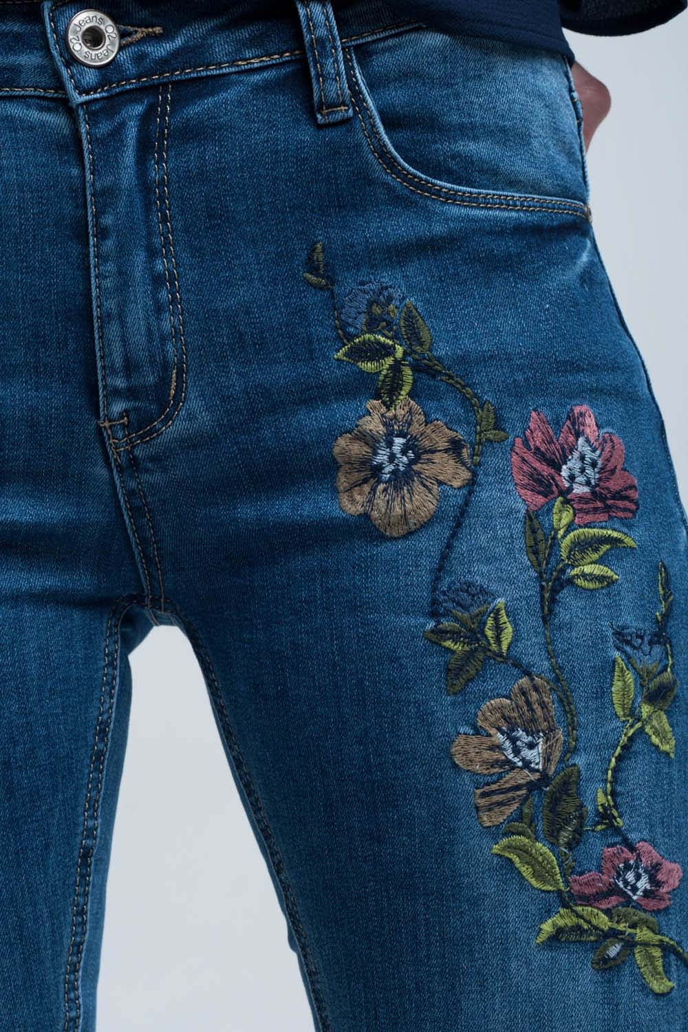 Detalle bordado floral vaqueros color azul