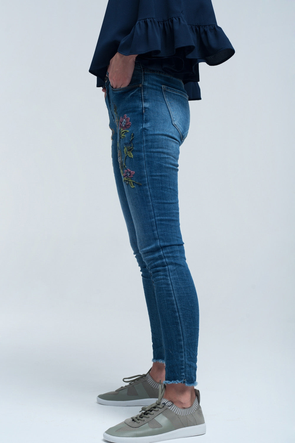 Vista lateral vaqueros con bordado floral