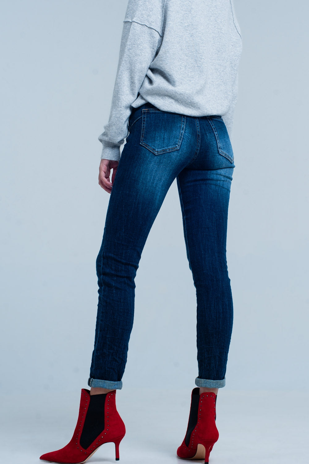 Vaquero de tiro alto con lavado oscuro con detalles de strass