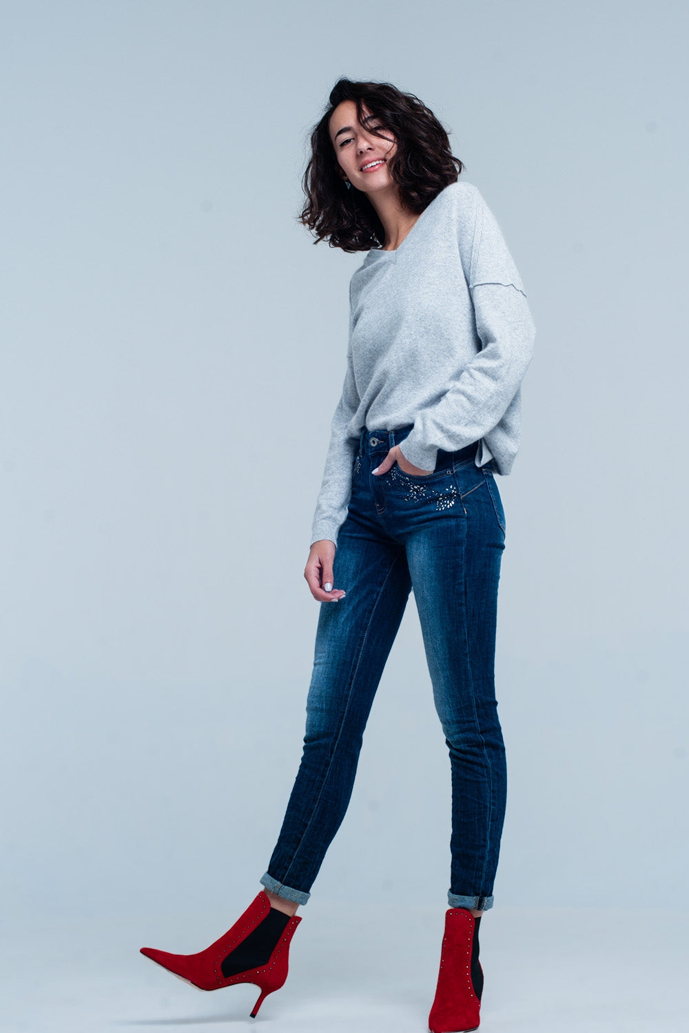 Vaquero de tiro alto con lavado oscuro con detalles de strass