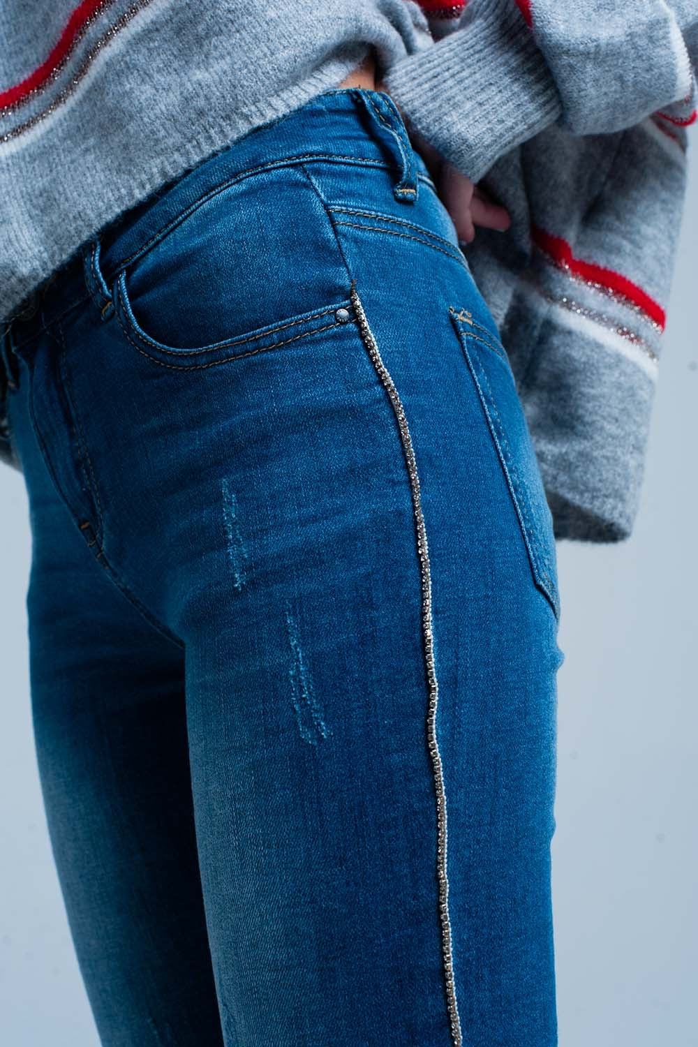 Vaquero pitillo con flecos y rayas laterales de strass