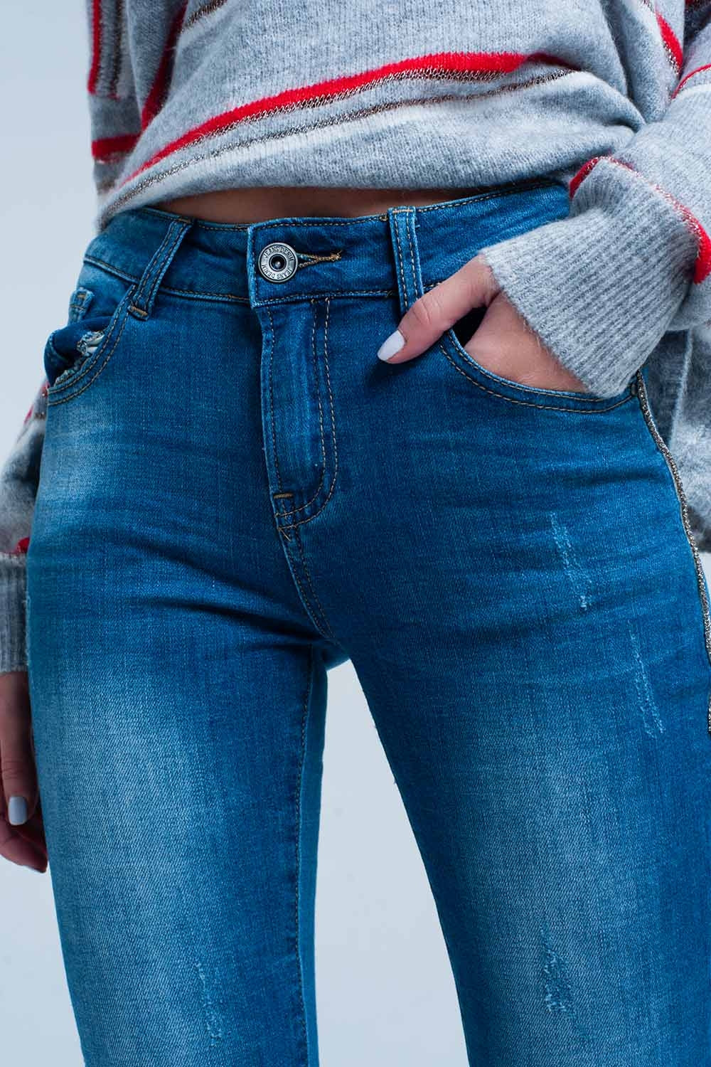 Vaquero pitillo con flecos y rayas laterales de strass