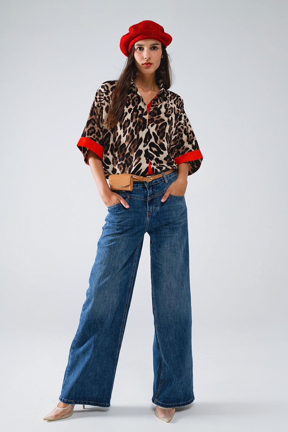 Vaqueros acampanados azules con detalle de costuras