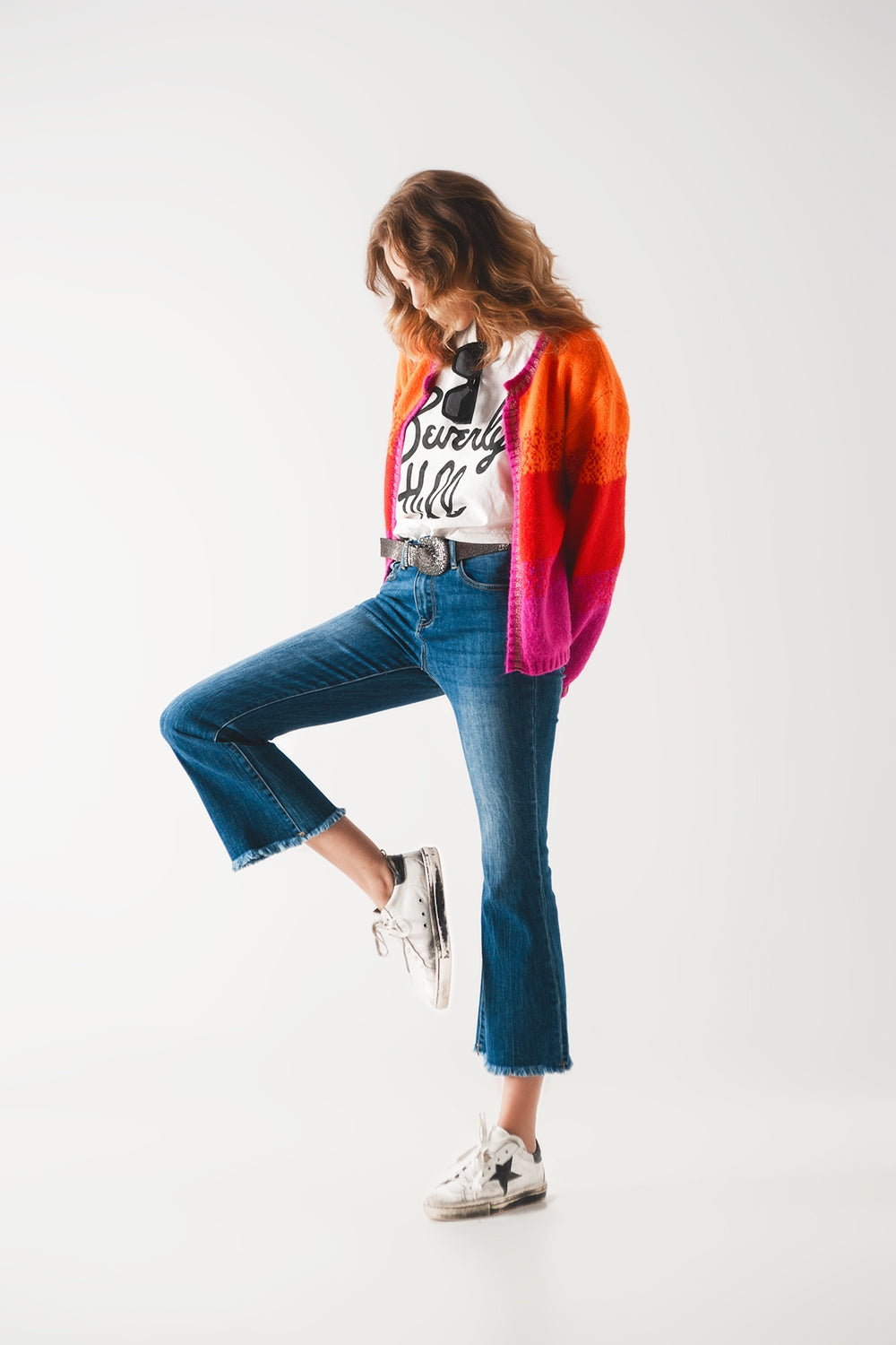 Vaqueros acampanados con borde crudo en lavado medio