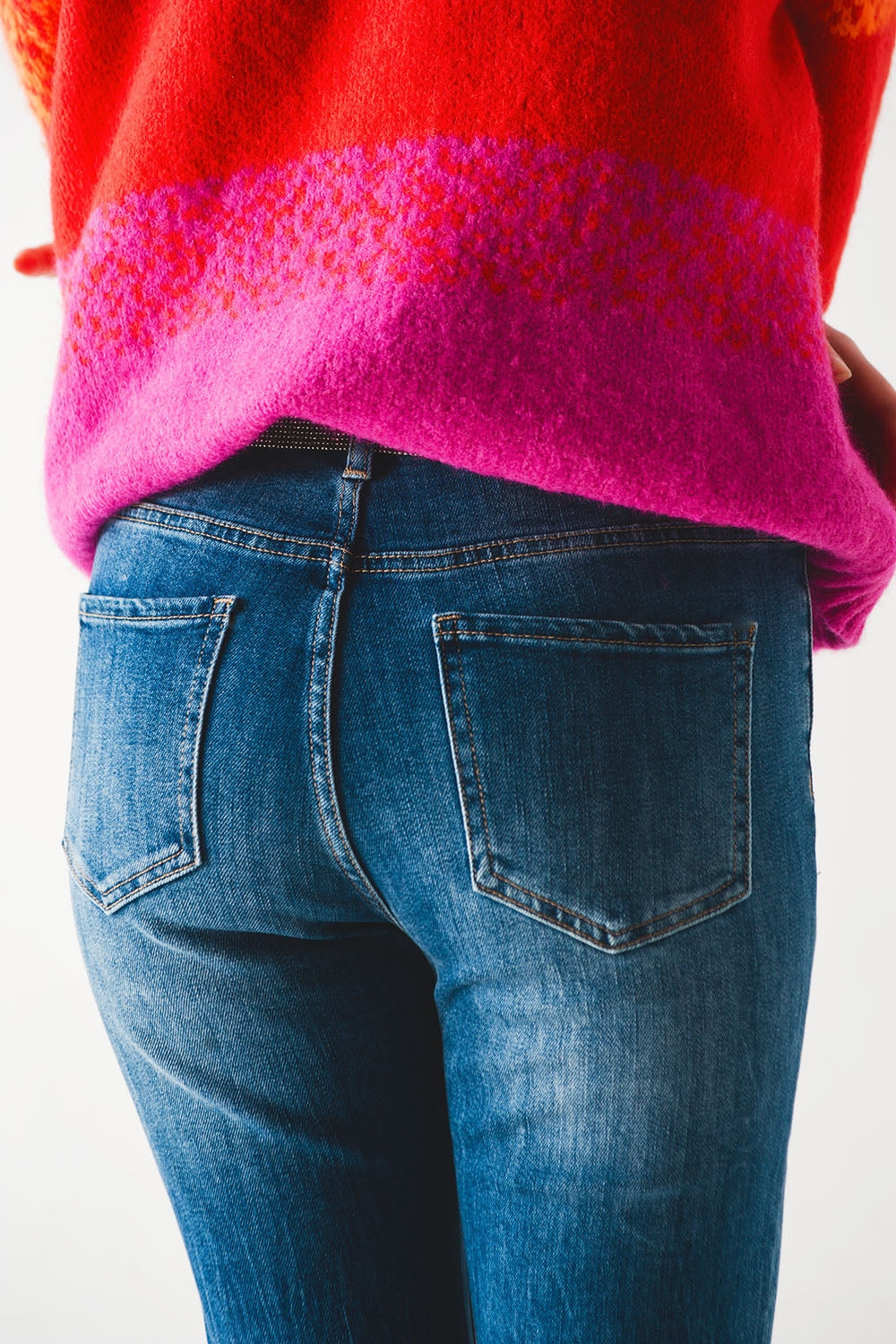 Vaqueros acampanados con borde crudo en lavado medio