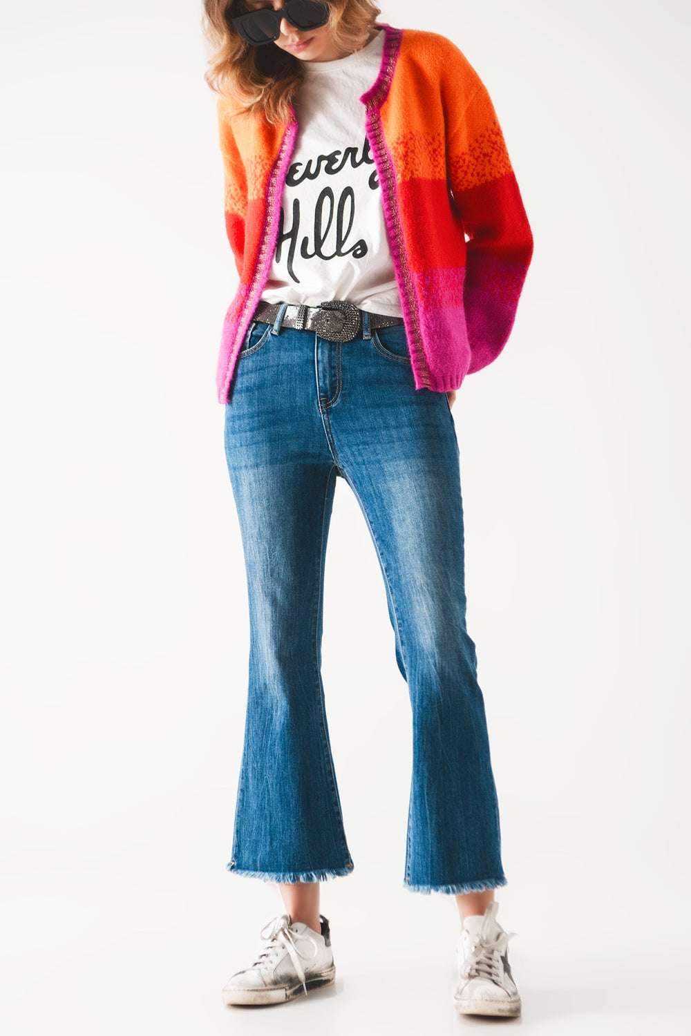 Vaqueros acampanados con borde crudo en lavado medio