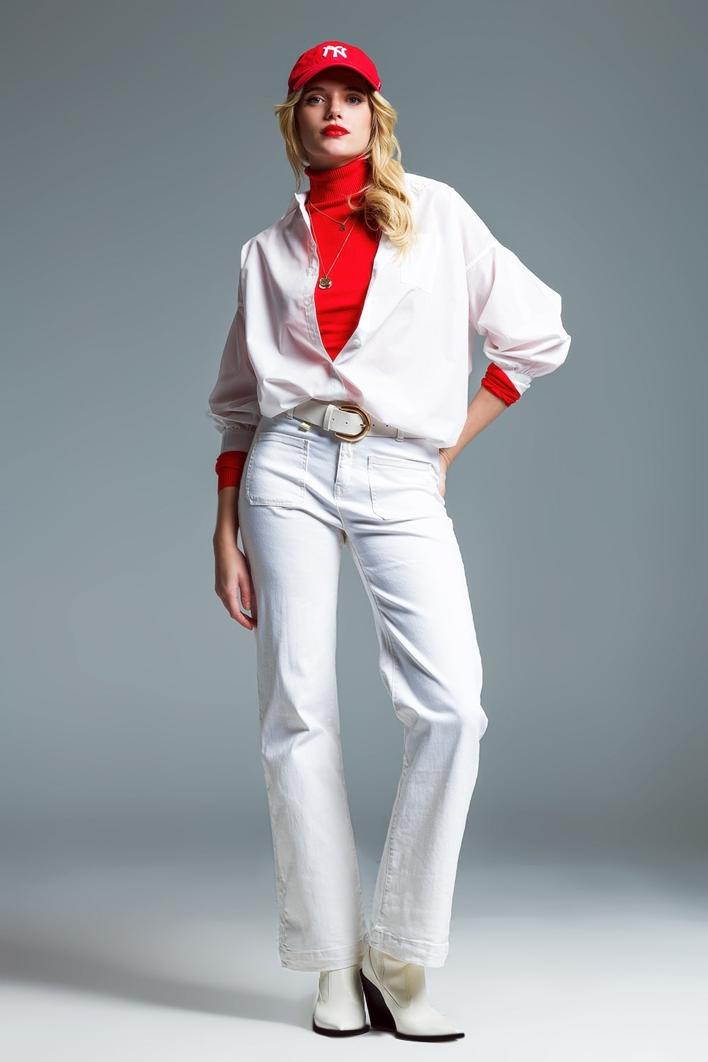 vaqueros acampanados de cintura alta con bolsillos delanteros en blanco